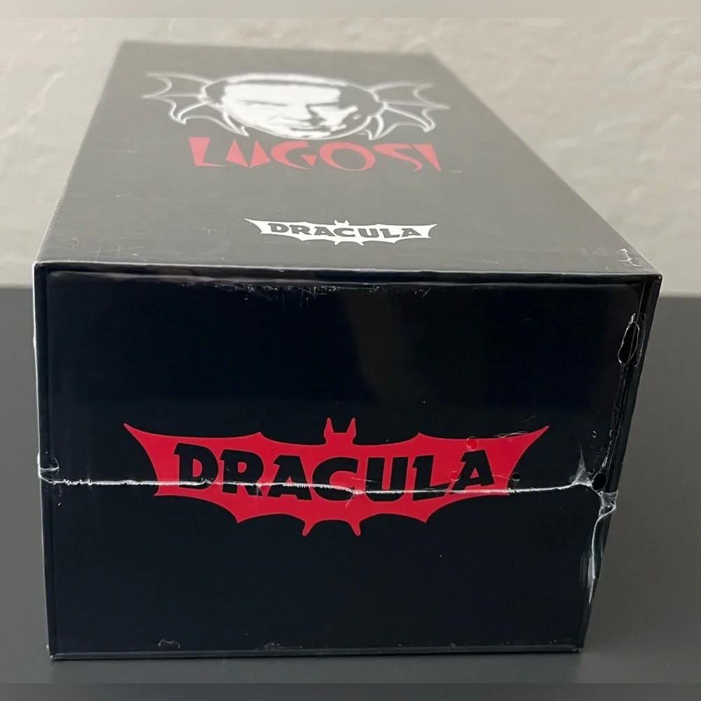 Bela Lugosi Dracula 6" Moveable Figure with Accessories - Picture 6 of 6